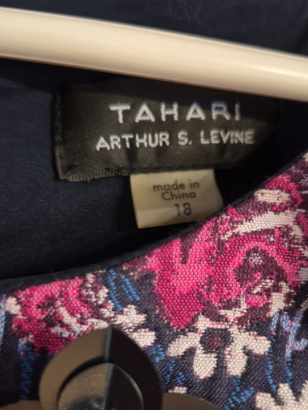 Tahari..18 - Picture 4 of 16